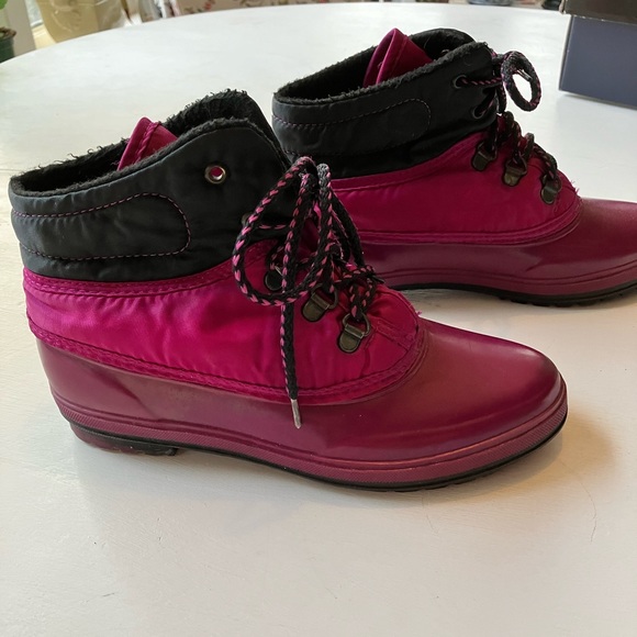 Pink winter boots. 7 Made in Canada - Picture 2 of 4